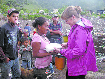 A resident of the Jinotega dump receives food from Nancy Webb.